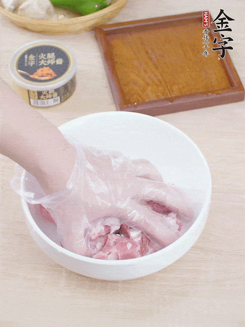 豬小排，加1勺料酒、1勺蠔油、1/3勺白胡椒粉、淀粉，抓拌均勻腌漬30分鐘。青椒去蒂去籽切塊。洋蔥去皮切塊。