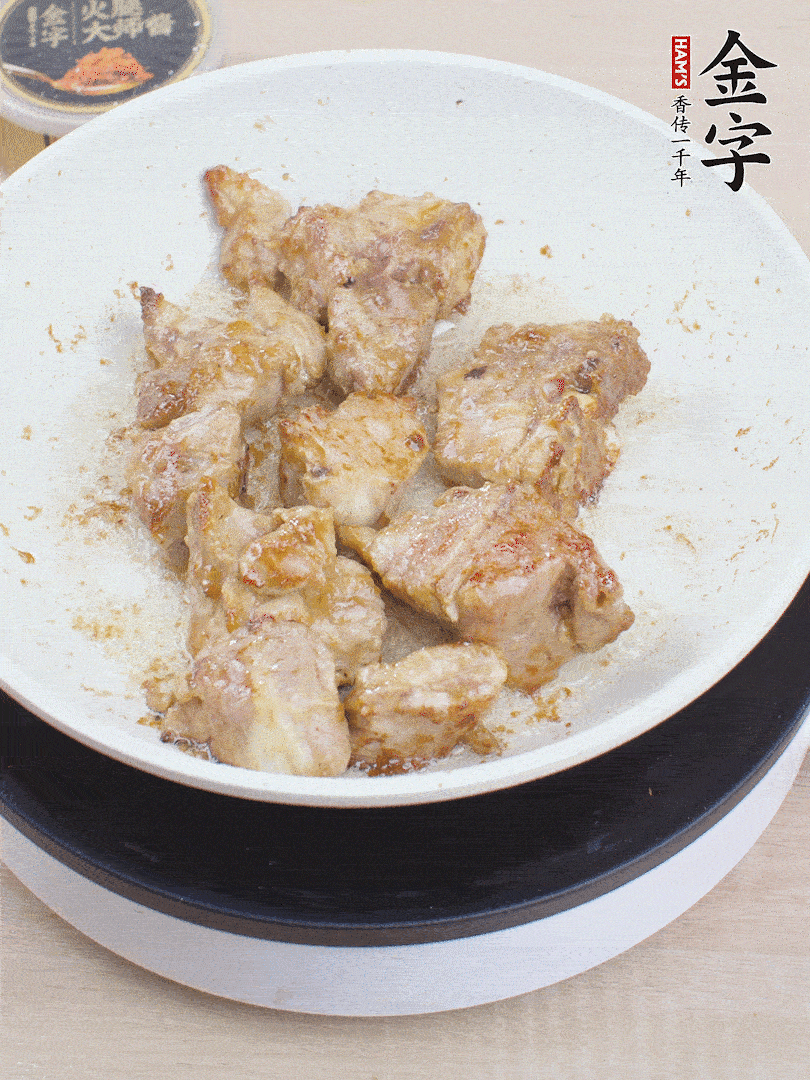 油4成熱，下小排煎炒至邊緣微微發(fā)焦。