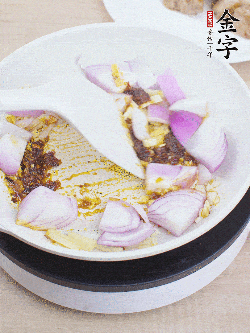 另起一鍋，姜、蒜末、1勺金字火腿大師醬、洋蔥塊炒香。