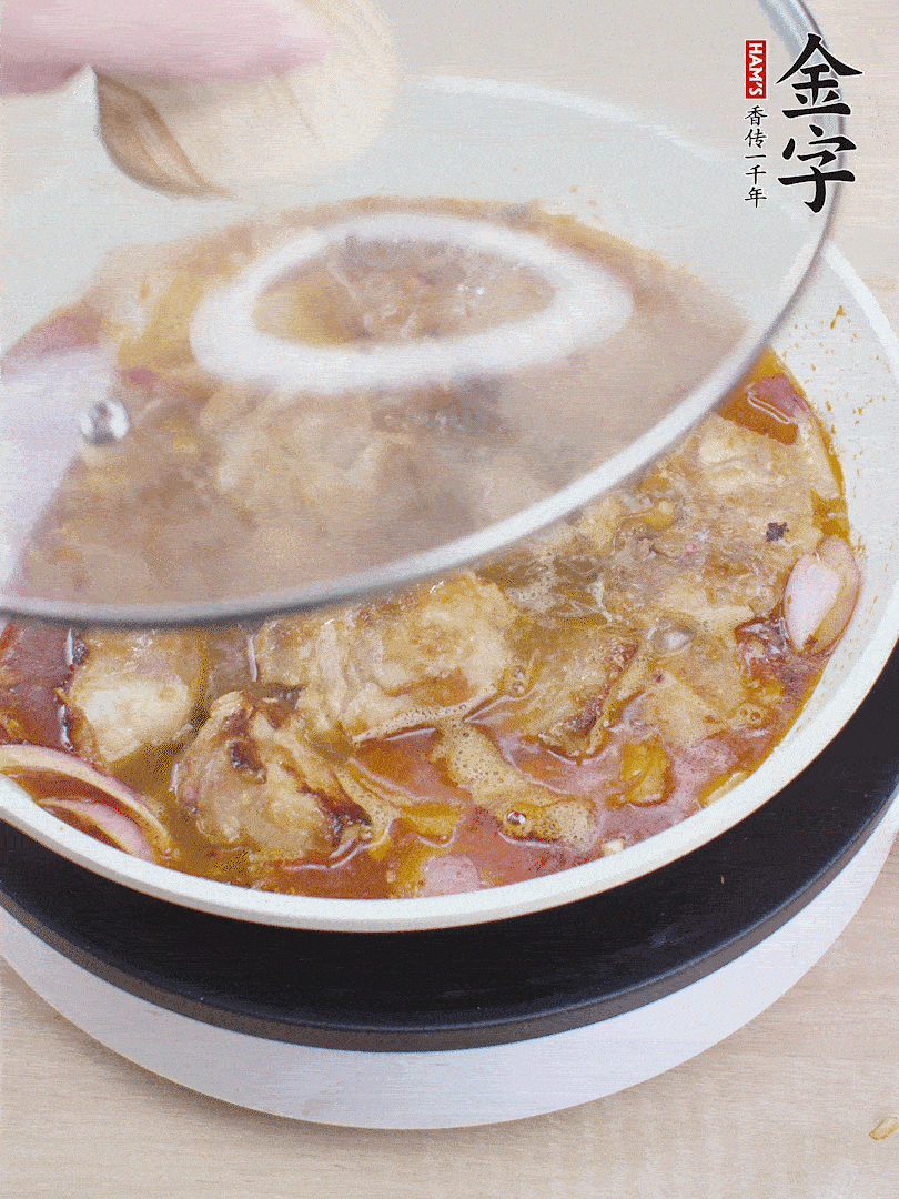 下小排翻炒，加1勺生抽、1點(diǎn)白砂糖和少許水燜2分鐘。