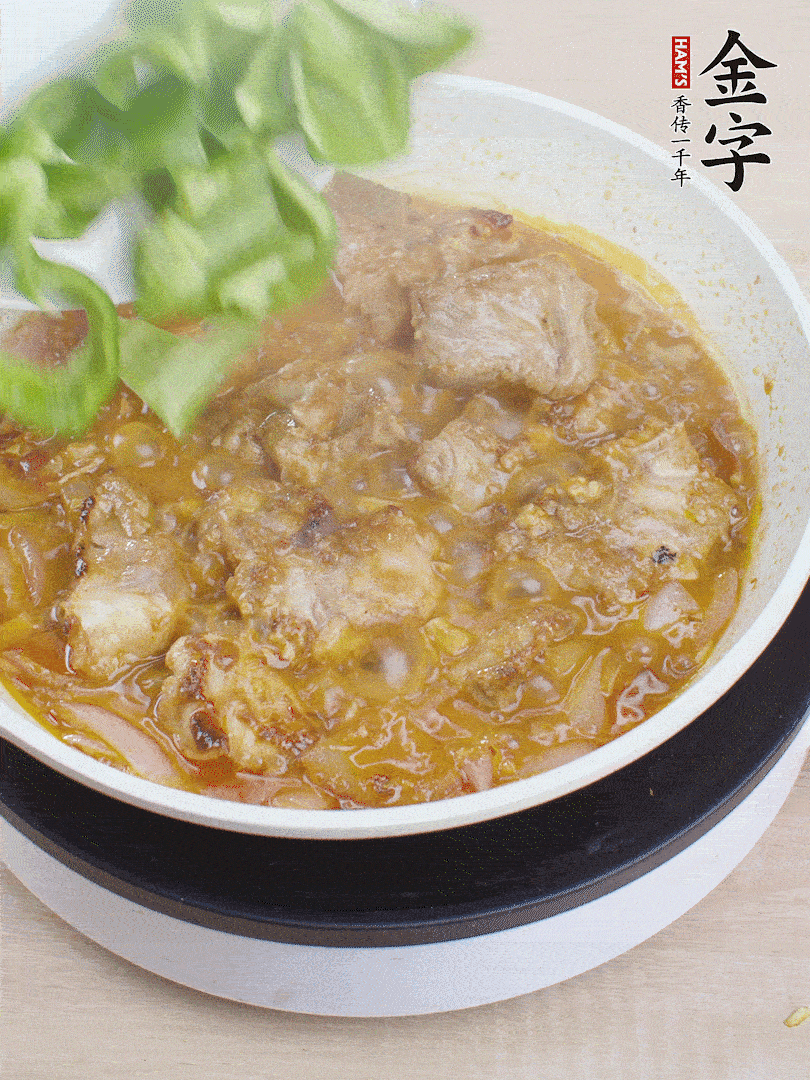 下青椒，翻炒炒至湯汁收干。