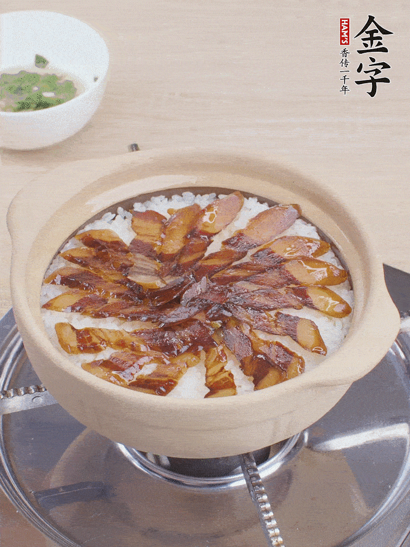 快收水時，鋪醬油肉，鍋邊淋點(diǎn)油，轉(zhuǎn)動砂鍋，燜煮2分鐘。