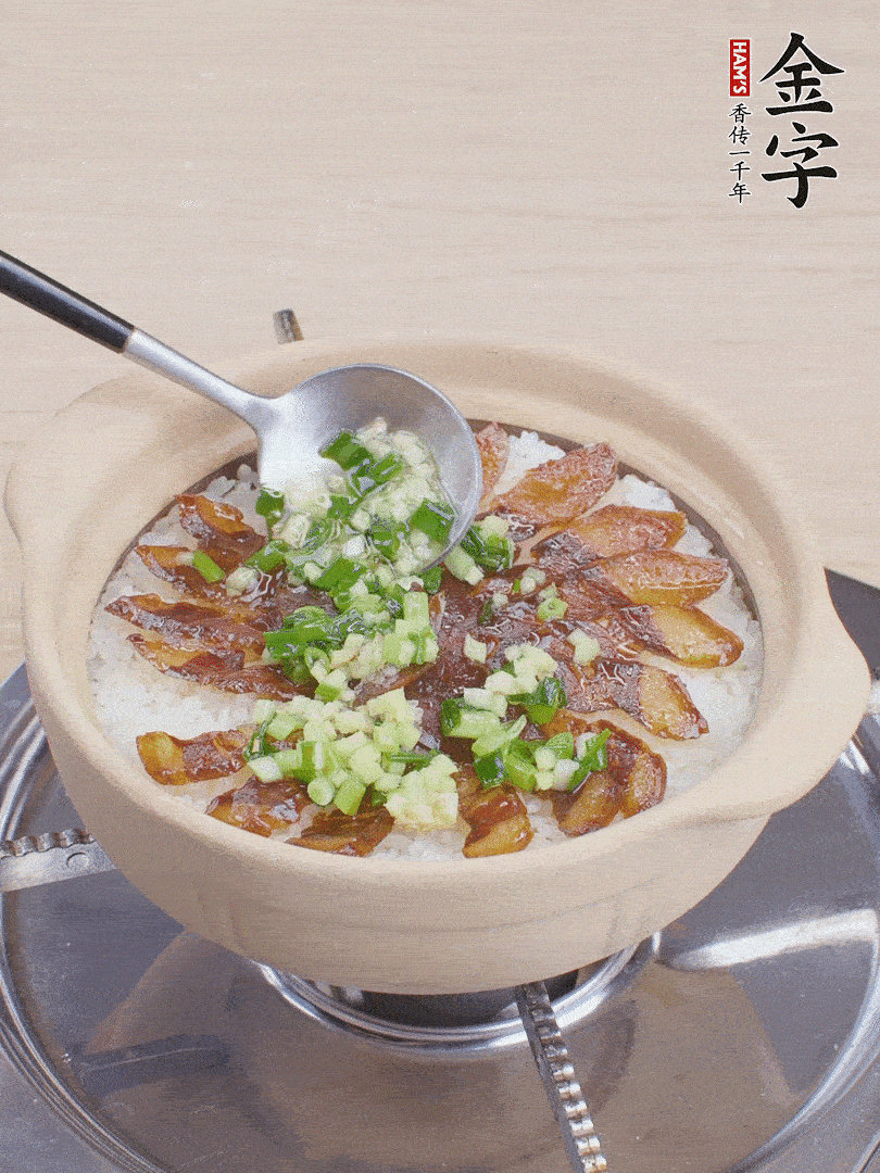 倒蔥姜醬再燜1分鐘。（也可以淋點(diǎn)生抽）