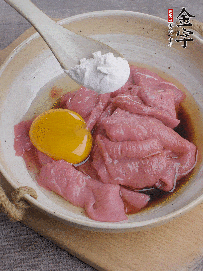 牛肉切片，雞蛋1個、水2勺、料酒1/2勺、生抽1/2勺、生粉1勺腌15分鐘。