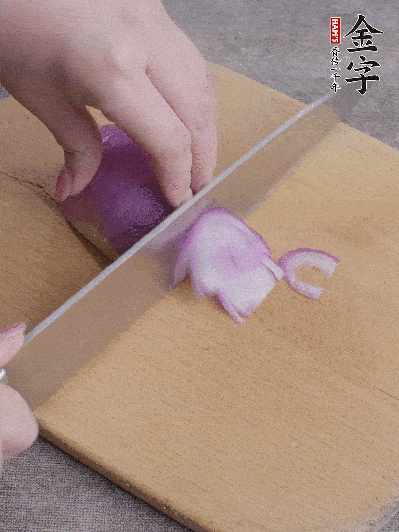 洋蔥切絲、蔥切段。