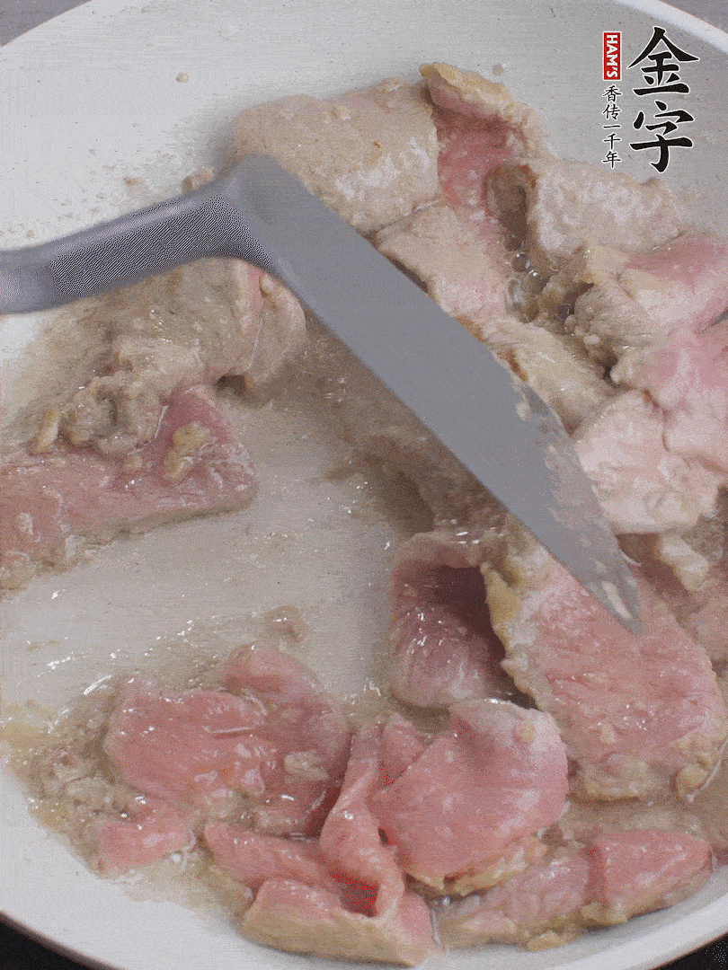 鍋中少油，下牛肉炒至變色。（盛出來）