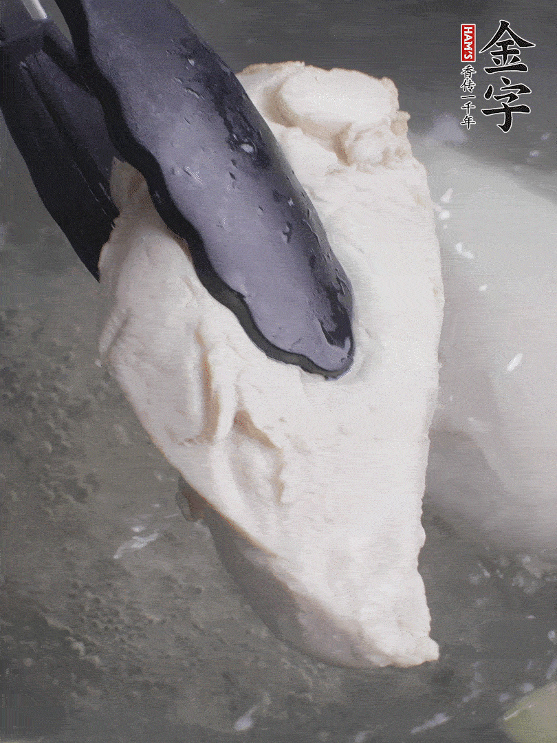 雞胸肉冷水下鍋，加姜片煮熟。過冰水撕成細(xì)絲。