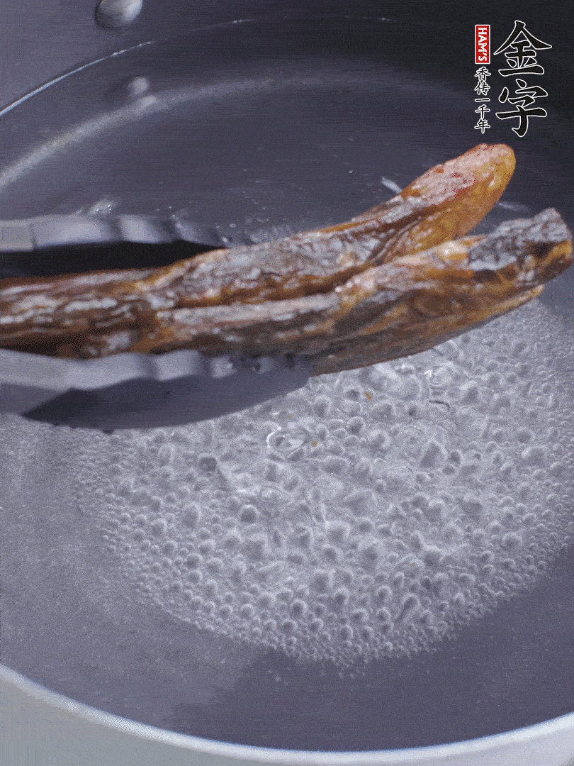 金字醬油肉水煮15分鐘，切薄片。