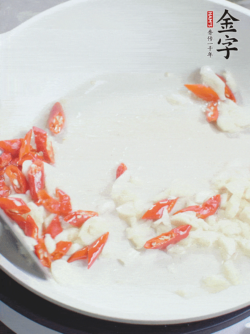 冷鍋熱油，下辣椒、大蒜煸香。