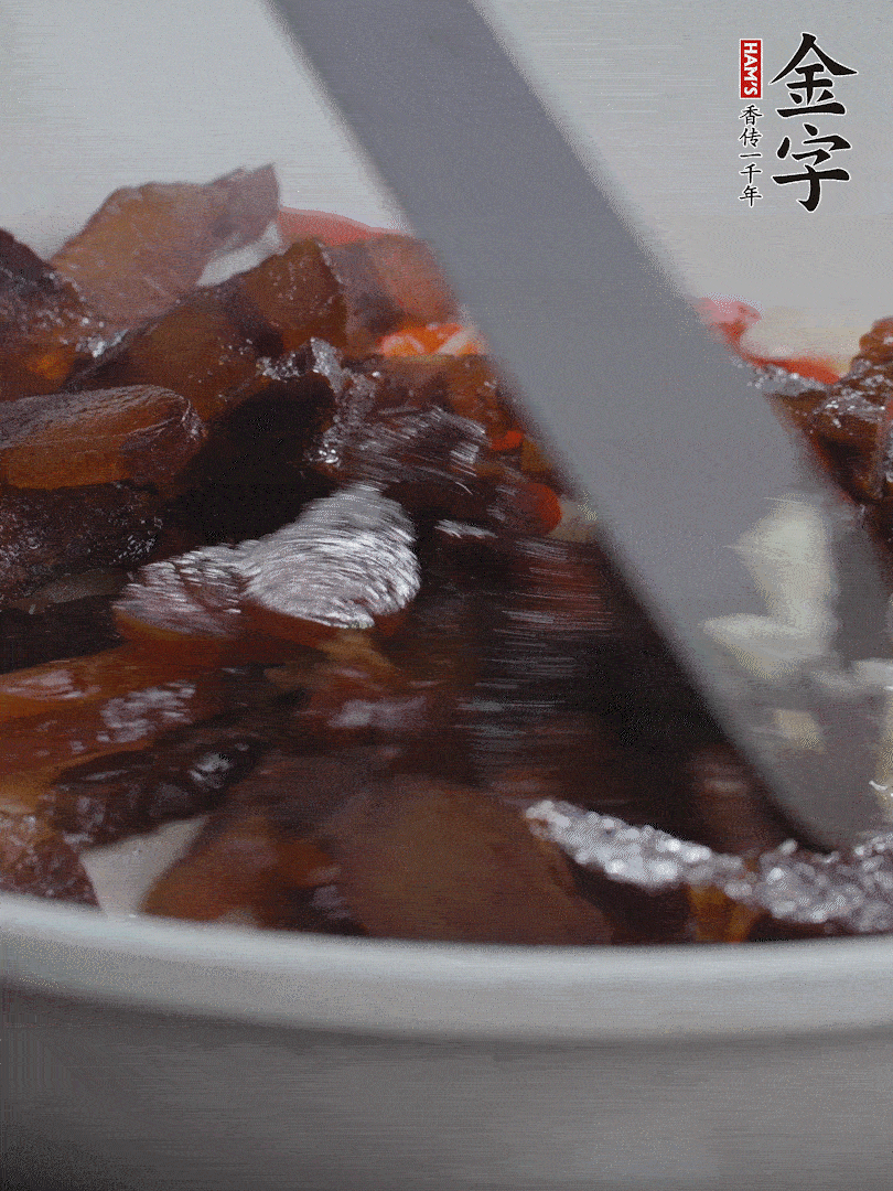 下醬油肉，煸出油脂。