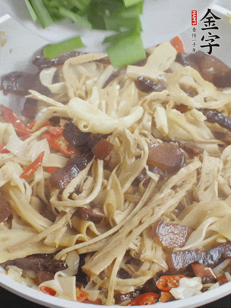 翻炒均勻，下蒜葉。