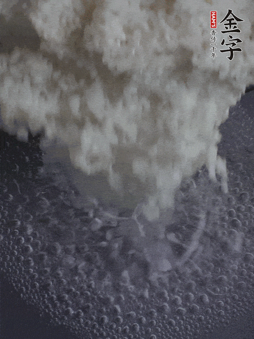 浸泡好的大米，沸水下鍋煮5分鐘，撈出瀝干。