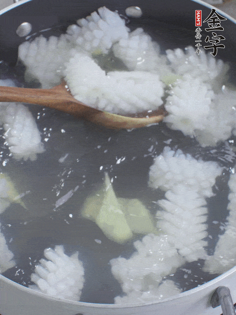 魷魚解凍后，加姜片、料酒汆燙30秒。