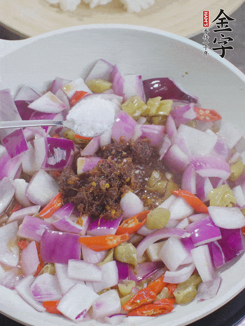 加1大勺金字火腿大師醬、2勺生抽、1勺糖，翻炒。