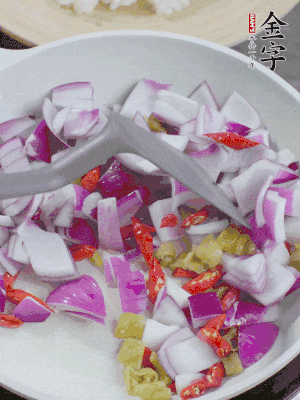 冷鍋熱油，下洋蔥、小米辣、泡椒，炒出香味。