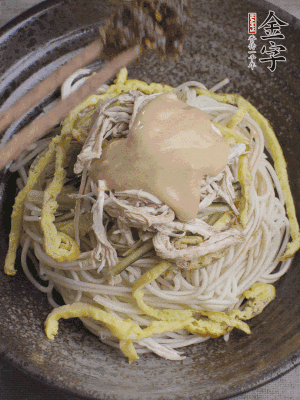 生抽1勺、醋1勺、芝麻醬1勺、金字火腿大師醬1勺。