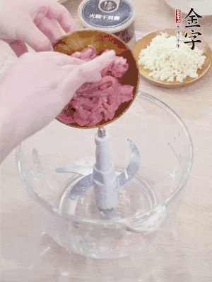 江南野筍干浸泡至軟；豬五花肉切薄片；腐皮改刀切成長方形。