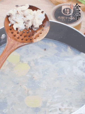 沸水下花蛤肉、姜片、料酒焯水。