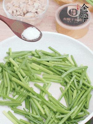 起鍋熱油，下韭菜苔炒至變色。加少許鹽。