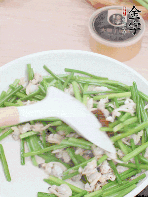 再下花蛤肉、1勺金字火腿干貝醬翻炒攪勻。