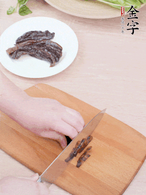 金字醬油肉下鍋煮10分鐘，切薄片。
