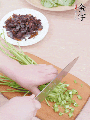 空心菜摘掉葉子，菜梗切成丁。