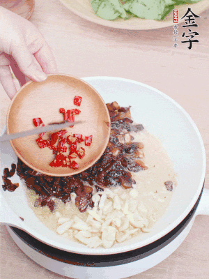 爆香蒜末、小米辣。