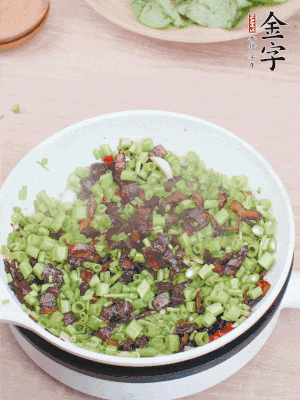 1勺生抽、1勺蠔油、1點(diǎn)點(diǎn)白糖調(diào)味。