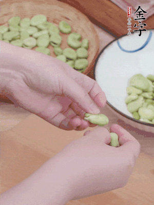 蠶豆剝殼，去掉豆衣，切碎。
