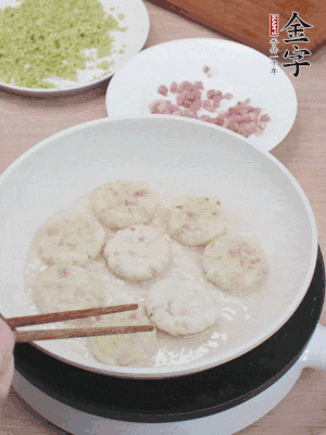 鍋中涼油，慢煎至兩面有脆殼。（油可以多一點）