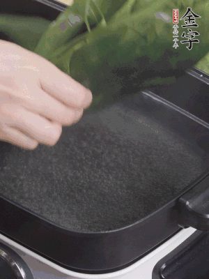 粽葉入沸水煮1分鐘，翻面再煮1分鐘，清洗干凈加水浸泡。