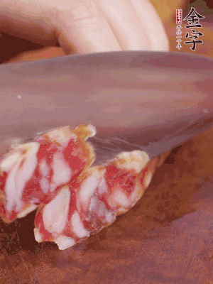 金字香腸斜切成大片。