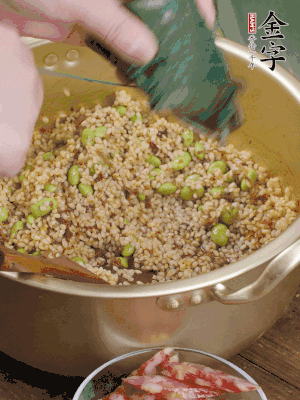 再附一張粽子，一齊向后折疊，線繩捆綁。