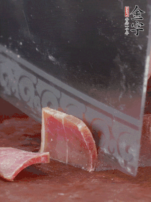 取金字火腿塊150g，切成薄片。生姜切片。