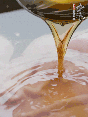 洗凈后冷水下鍋，加黃酒焯水。