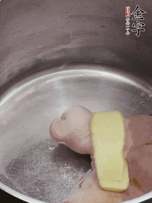 撈出洗凈后，加蔥姜、黃酒二遍焯水。