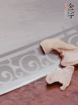 橫向一分為二，均勻切絲。