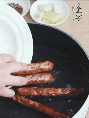 金字香腸水煮15分鐘，撈出切薄片。