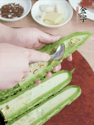 苦瓜去籽切薄片，一點(diǎn)鹽拌勻，10分鐘后沖洗控干。香蔥切蔥花、姜切末、蒜拍碎、干辣椒切圈。