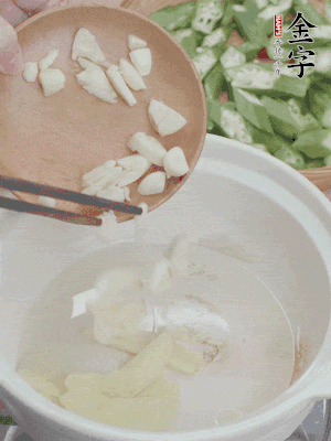 砂煲熱油，姜蒜、辣椒煸香。