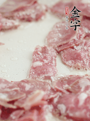 炒鍋熱油，下培根火腿煸炒。