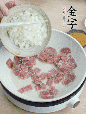 依次下洋蔥、紅菜椒、豌豆粒、玉米粒翻炒均勻。