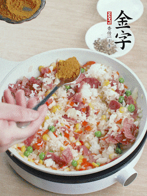 1勺咖喱粉、1/2勺鹽，少許黑胡椒碎炒均。