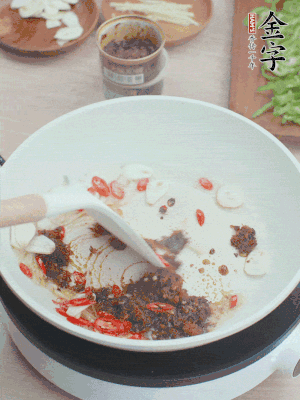 熱鍋涼油，姜蒜、辣椒、金字火腿xo醬炒香。