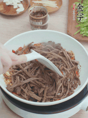 下茶樹菇煸炒4分鐘。