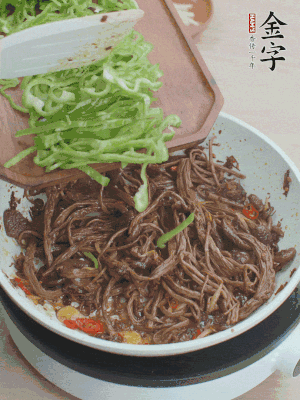 水分煸干，下青椒絲快炒1分鐘。