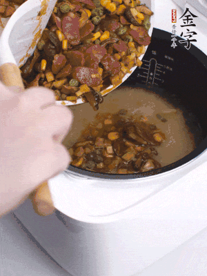 鋪在洗好的大米上，加清水，與食材持平。