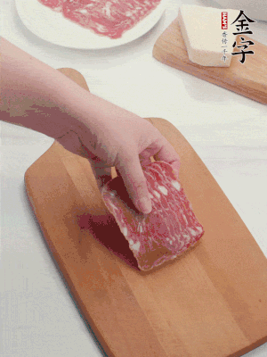 金字培根火腿改刀切小片；白洋蔥切??；新鮮豌豆剝殼。