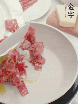 橄欖油煸香金字培根火腿。依次下豌豆、蝴蝶面、洋蔥。