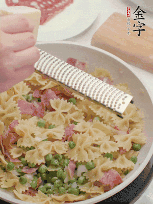 收汁后加入帕爾瑪芝士、歐芹碎和檸檬汁。